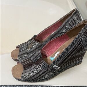 TOMS Women's Patterned Black and Brown Wedges